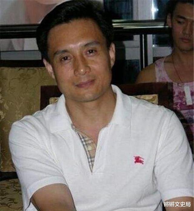 王伯昭|片酬1500的白龙马:被谢霆锋打到住院,离婚2次,今靠卖卤菜为生