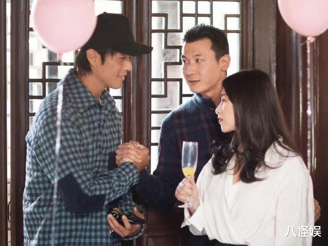 俞飞鸿|朱珠为爱女举办命名仪式，当众被老公王昀佳公主抱，夫妻俩好甜蜜