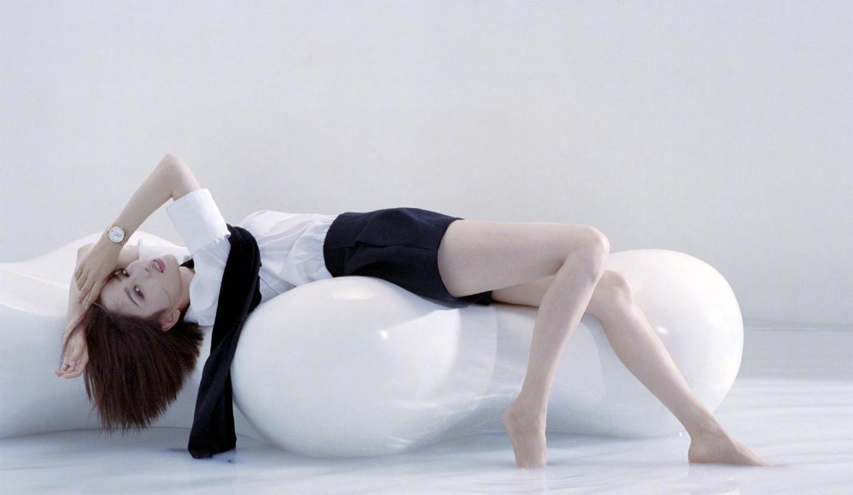 穿衣搭配|我被佟丽娅“锁骨”惊艳到！抹胸上衣搭配九分直筒裤，美出新高度