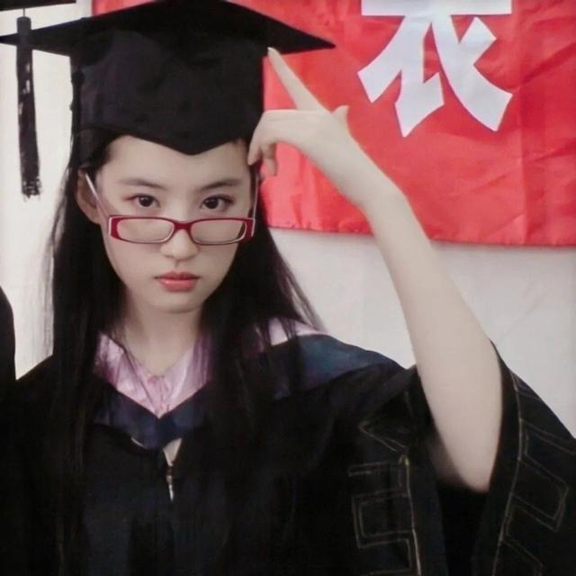 刘亦菲|刘亦菲早期照片真的好水灵！网友直言：她就没有丑的时候好吗！