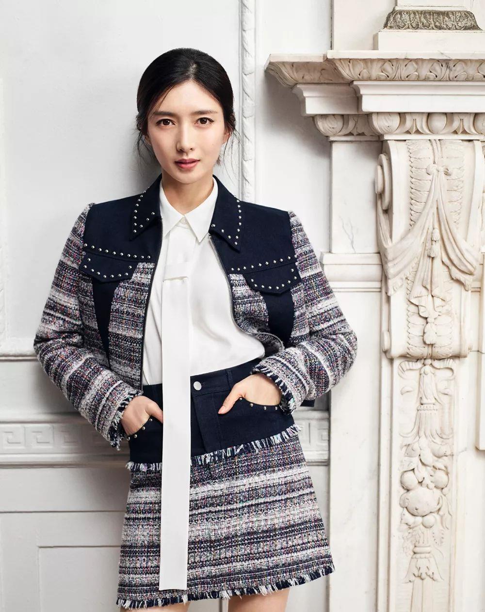 辰雪聊时尚 江疏影挺会扮嫩的,粉色“小香风”外套加身,气质真的太甜美了