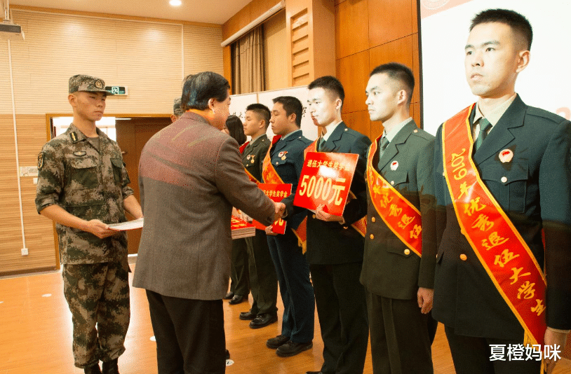 夏橙妈咪|“我真的是学生本人”,大一新生去报到,却被一口咬定是学生家长