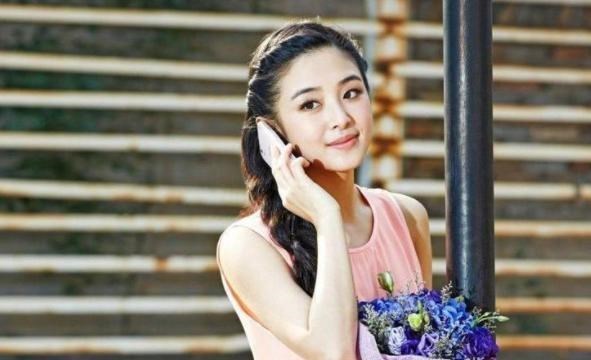 张含韵|张含韵新恋情疑似曝光！与小四岁男星牵手散步，男方或将靠她上位