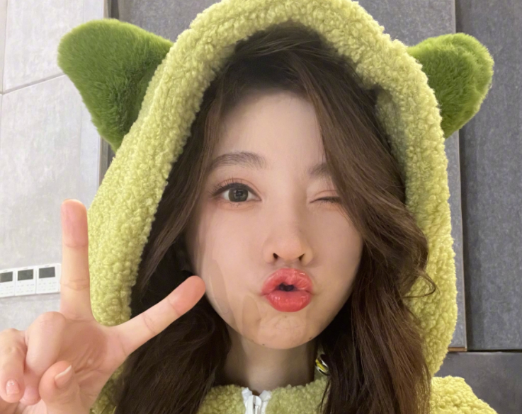 冯提莫|冯提莫生图真耐打，嘟嘴卖萌太可爱，皮肤状态堪比十八岁少女