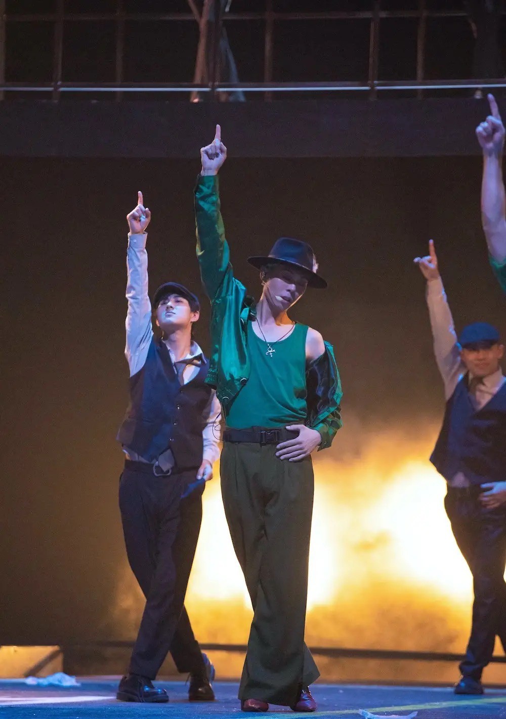 易烊千玺|《披哥》26位哥哥搬离宿舍引泪目?对不起,我却半夜笑到捶床