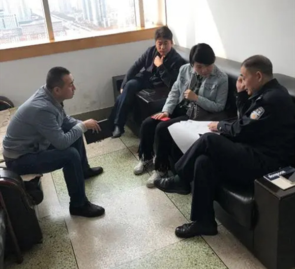 男子为了抢夺矿产资源,私下买炸药炸坑口,导致二十一人死亡