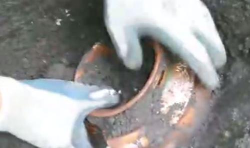 舜网 老家改建，男子却发现了一个瓦罐，看到里面的东西又惊又喜