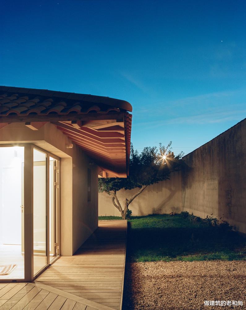 缺少四个墙角的私人住宅：通风和采光恰到好处，舒适惬意