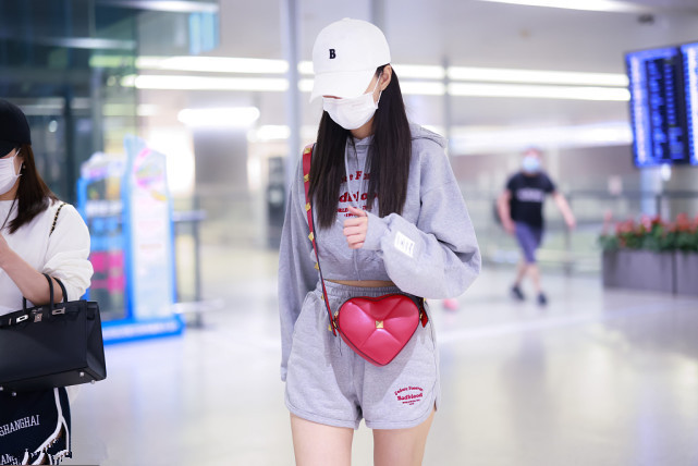 姜文|沈梦辰那叫一个青春洋溢，身着一套运动装走机场，还是少女模样！