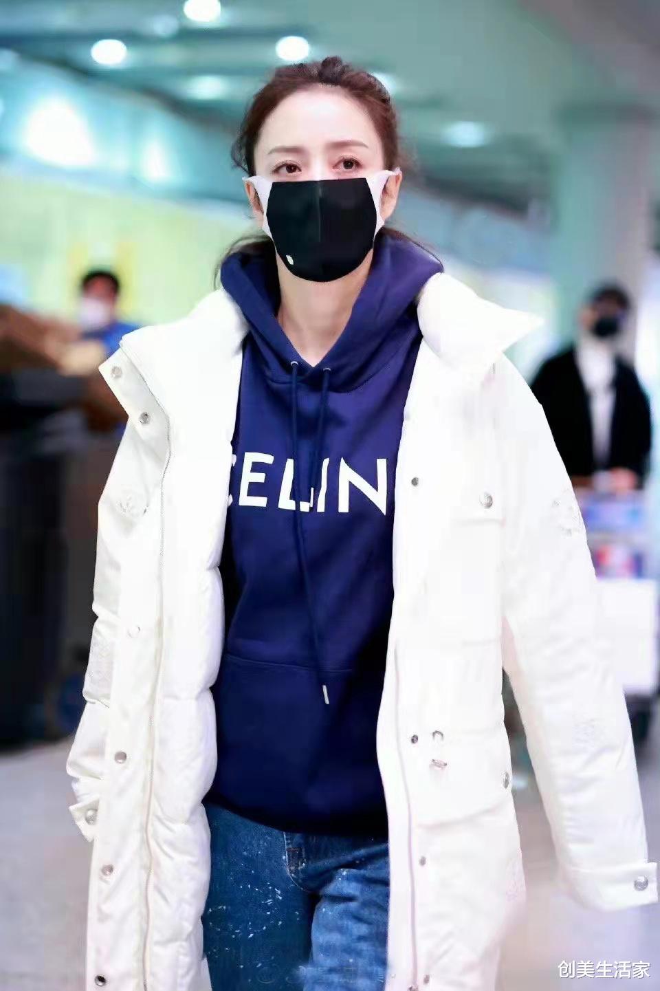 佟丽娅|视协双新副主任佟丽娅，白色羽绒服配直筒牛仔裤，穿出时尚女人味