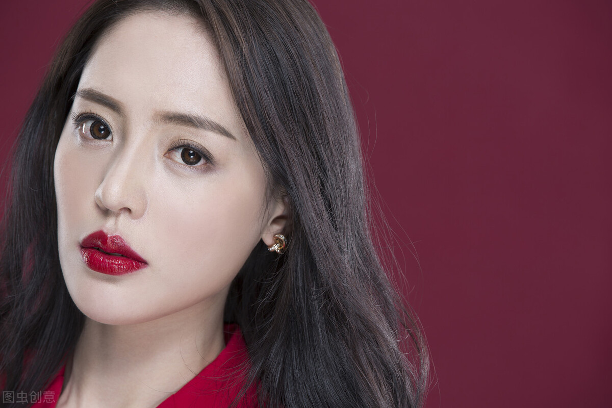 上官天竹|无意中发现女邻居的秘密,让人唏嘘