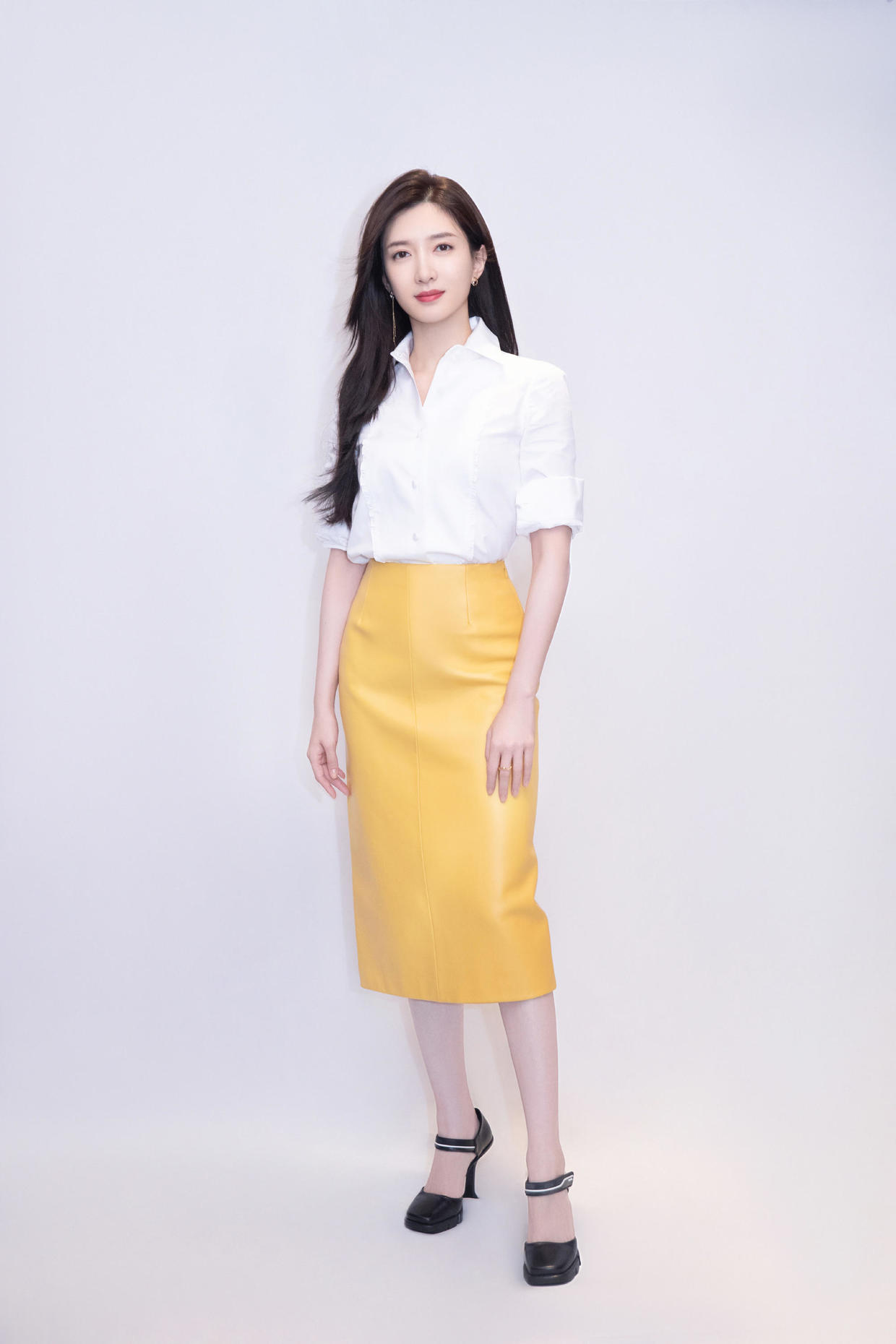 何有强|江疏影身穿和气质绝了，身穿一袭黑色抹胸礼服亮相活动，高贵时髦