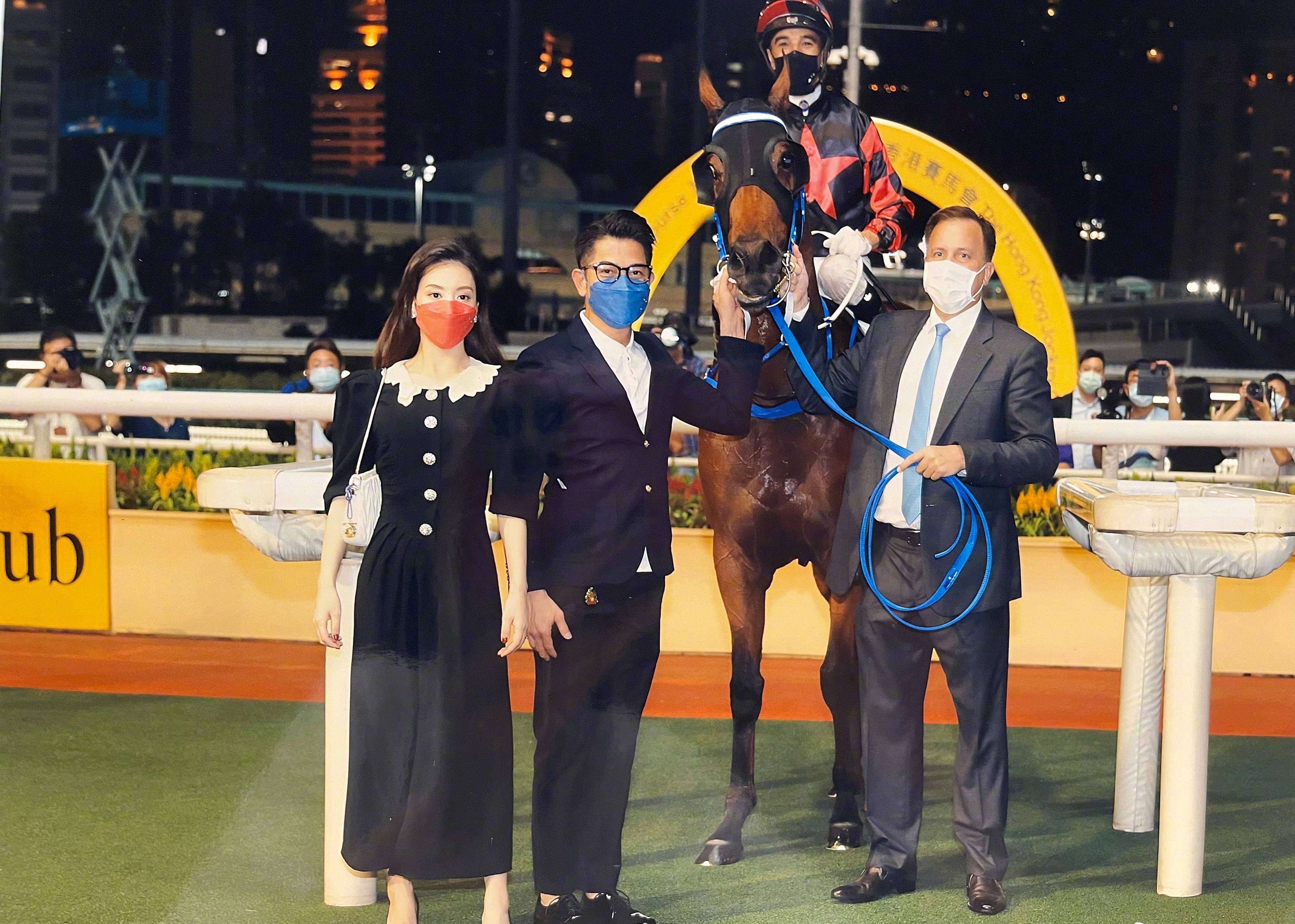 郭富城|郭富城圣诞节带方媛还有两个女儿上街游玩，小家伙一人一个样式的发型，超可爱