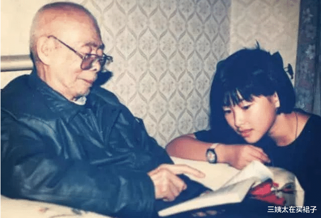 三姨太在买裙子|深扒！红色背景比韩雪还强，甩法拉利总裁，朱珠凭什么这么牛？