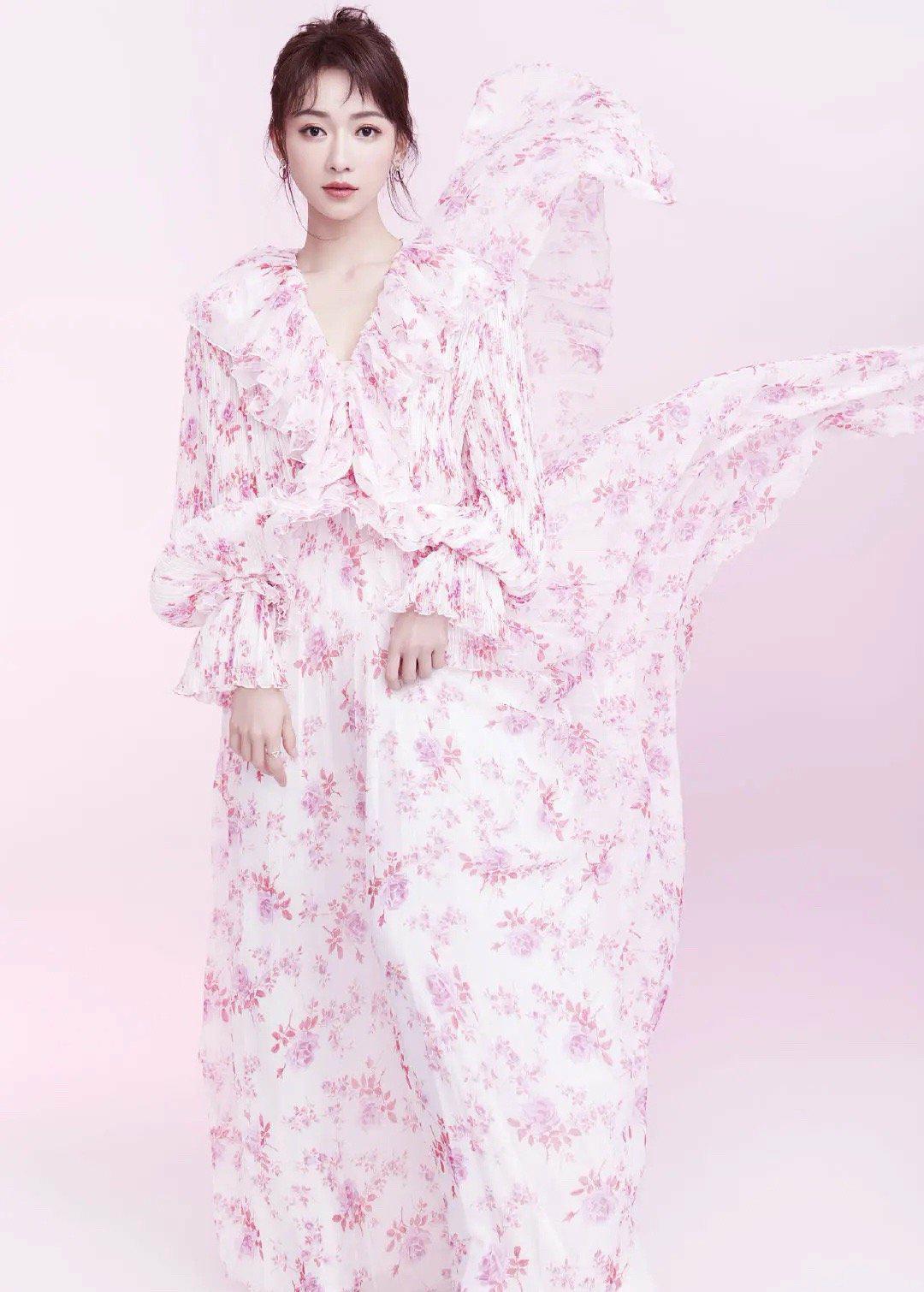 吴谨言|吴谨言剪短发后真飒，双色网纱吊带裙宛如绿野仙子，知性优雅大气