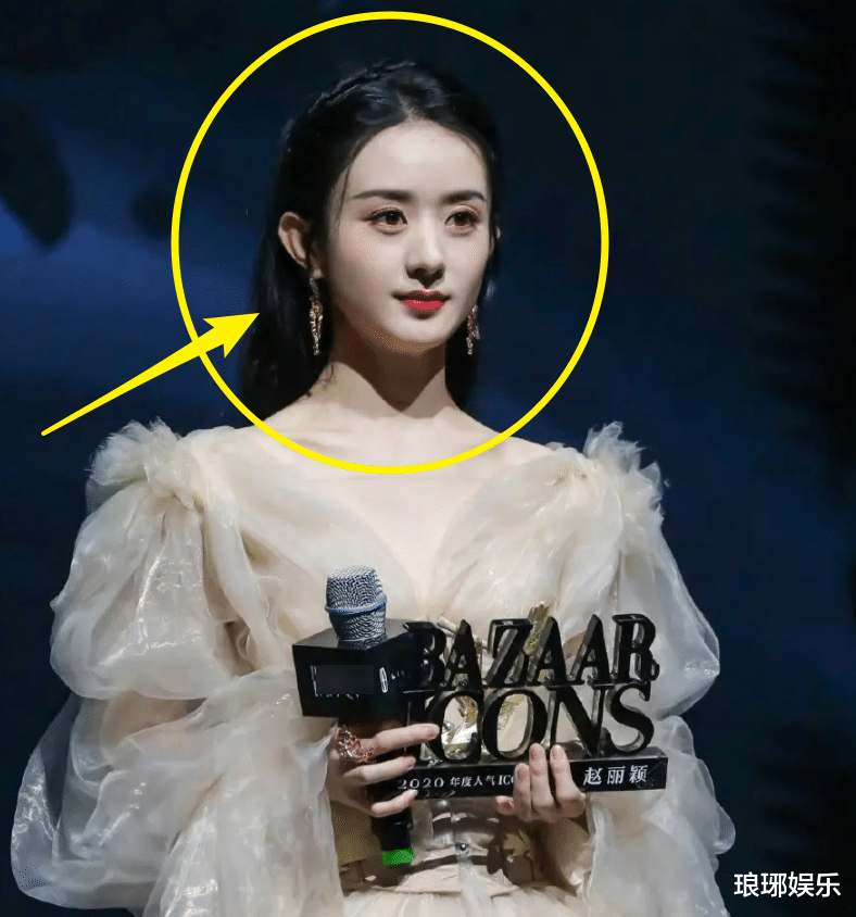 赵丽颖|赵丽颖遇到冯绍峰前女友，二人台下相处很尴尬，她却帮忙解围了