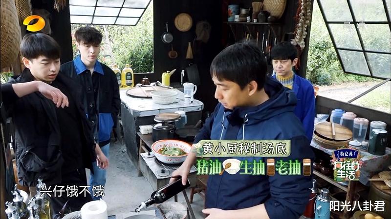 黄磊|《向往的生活》黄磊厨艺翻车了？早餐吃完还剩一桌，张子枫转头就去买烤肠