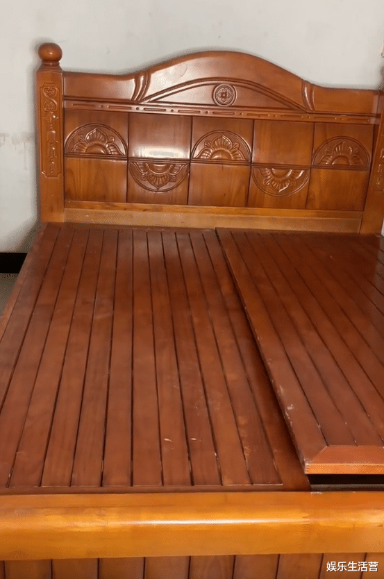 牛爱芳搬家，凭空多几套家具，万元沙发惹眼，小春花不小心说漏嘴