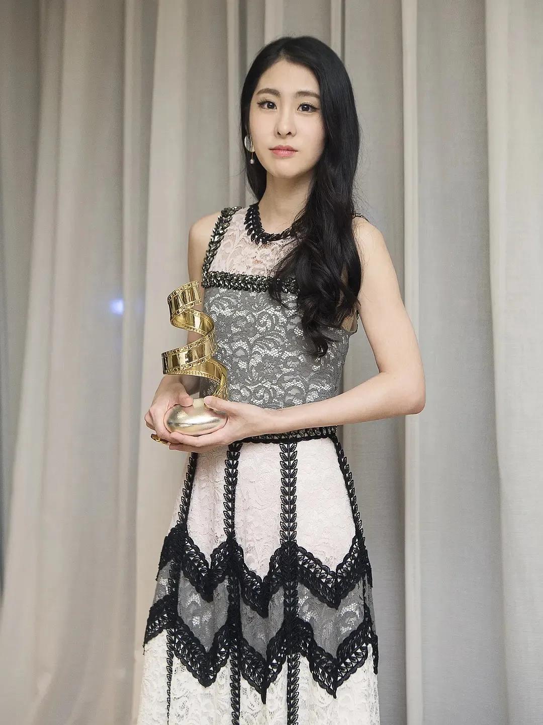 张碧晨|歌界女神张碧晨，妈妈身份丝毫没改变高贵的气质与性感的身材