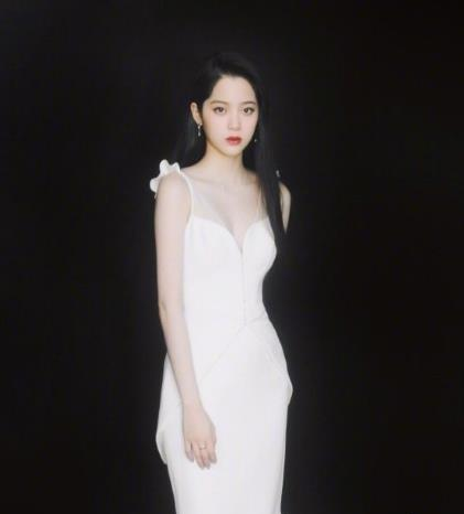 欧阳娜娜|当红出国留学，靠“惊雷”爆火却很快凉透，欧阳娜娜开始卖“肉”了？