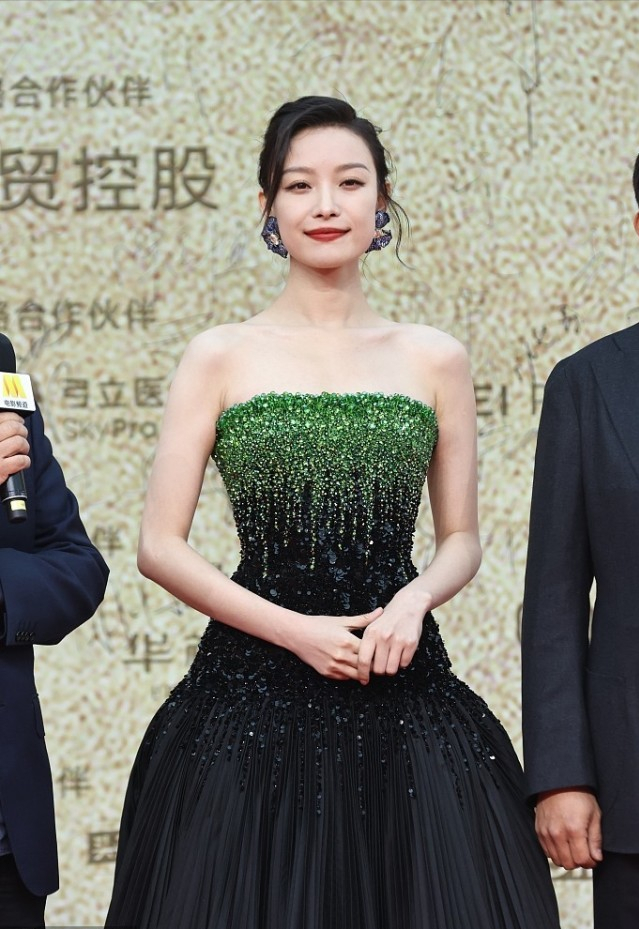 倪妮|倪妮为了美真挺拼的，大冬天在户外穿露肩裙，赚足了回头率