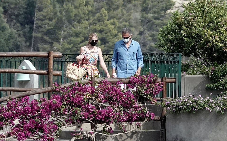 全球时尚风行|戴安娜侄女和62岁新婚老公度蜜月！又穿D&G花裙，老公真不像老头