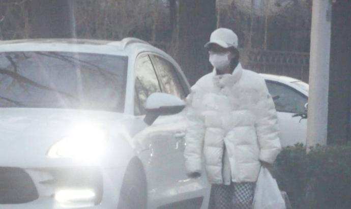 苏醒|苏醒与小11岁女友廖语辰当街争吵,双手乱舞,情绪极其不稳定