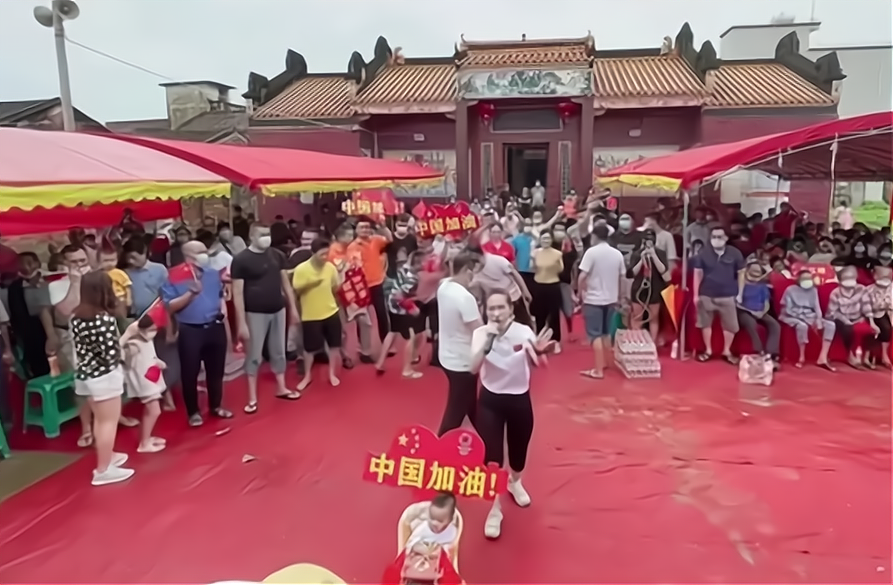 监控视频 14岁奥运冠军破例入祠堂，追认26氏孙！网友质疑：这是封建迷信