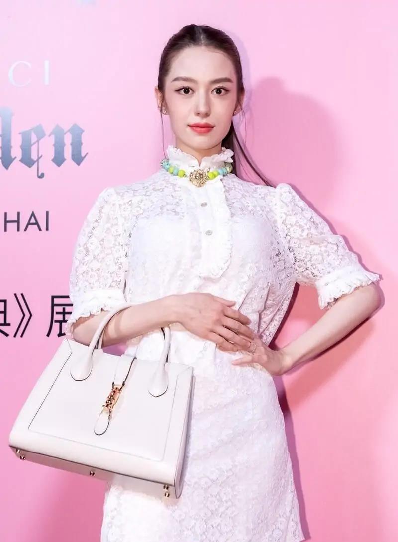 胖达美妆所|吉娜气质真抢眼，穿小洋裙优雅似名媛，精致长相全露脸也不怕