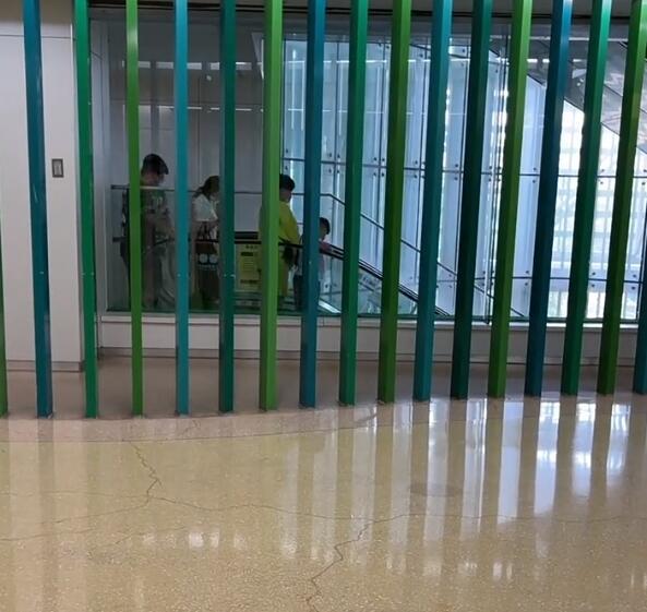 郭德纲|郭德纲老婆带小儿子去医院被偶遇，娘俩按规矩排队，四人贴身跟随