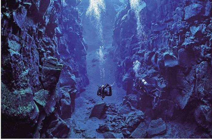 少明科学|科学家乘深潜器,下潜到10000多米深海底,发现本不该存在的东西