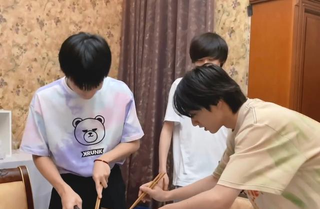 刘耀文|舞台上的刘耀文光芒四射，再看到他下厨的模样，真的是理想型男友