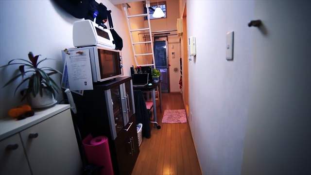 女孩蜗居在8平方米公寓里，生活设施一应俱全，月租3800贵吗？