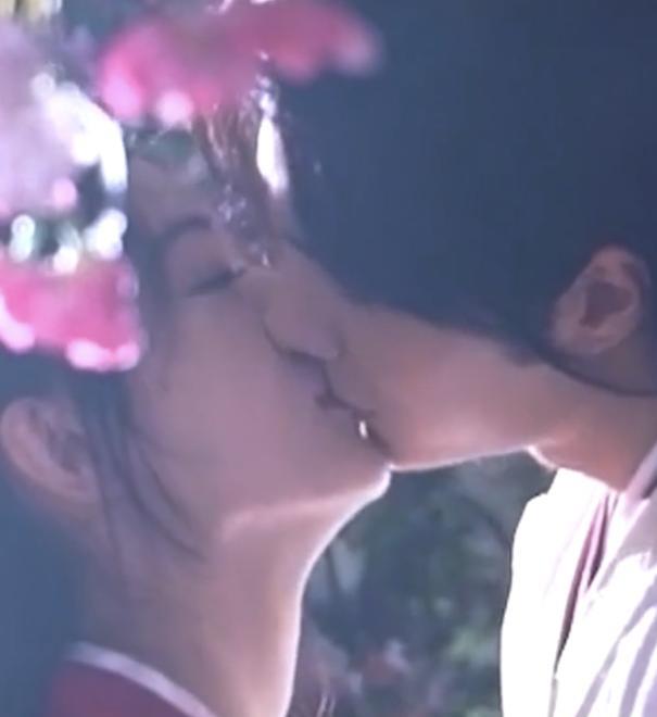 赵丽颖|王一博赵丽颖片场拍吻戏，镜头放大10倍，看清两人唇部动作：懵了