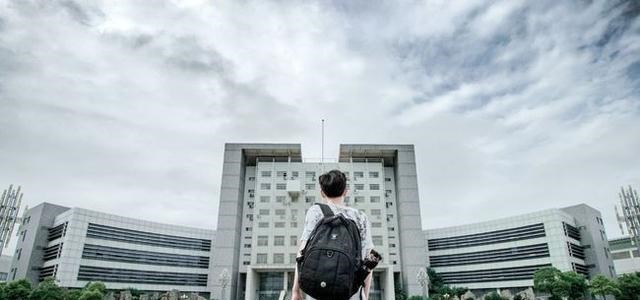 雪落无尘谈|内财大教授乌某被举报猥亵女学生，校方已着手调查，听同学怎么说