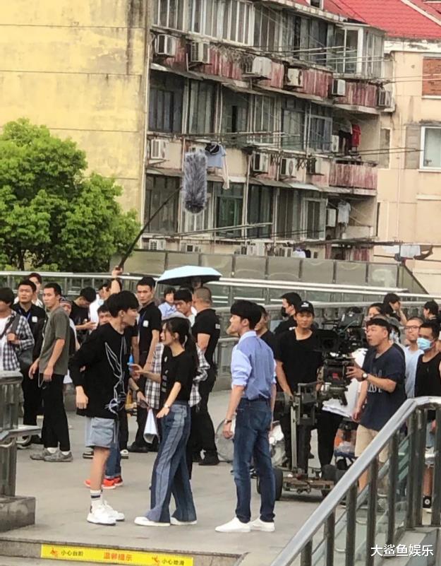 Angelababy|angelababy跟小鲜肉一起拍戏被偶遇，这次的喇叭裤造型有点前卫太抢镜了