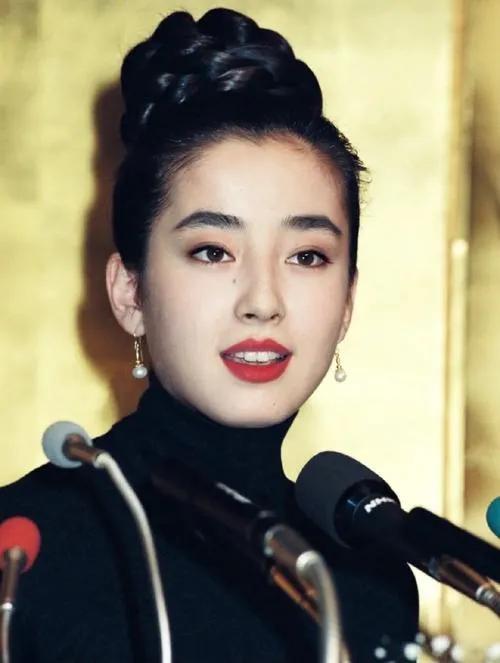 霍启刚|宫泽理惠母亲透露：我含泪把姐妹俩送进了导演的房间，锁上了门