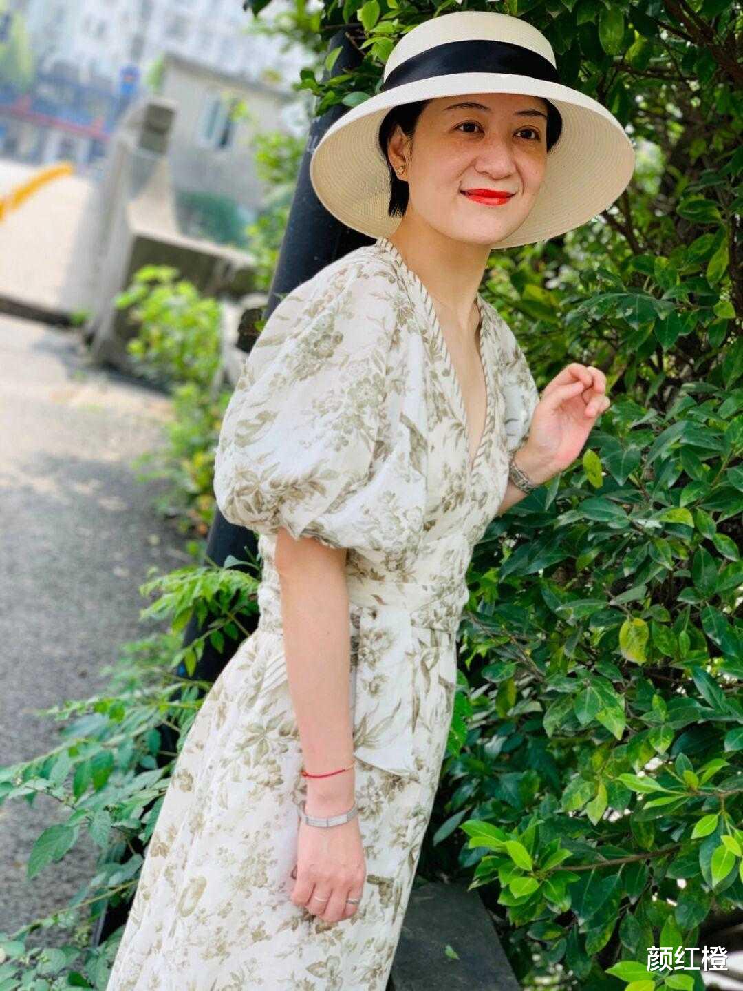 颜红橙|早秋不要乱穿衣,一袭碎花连衣裙温柔又大气,适合奔四奔五的女性