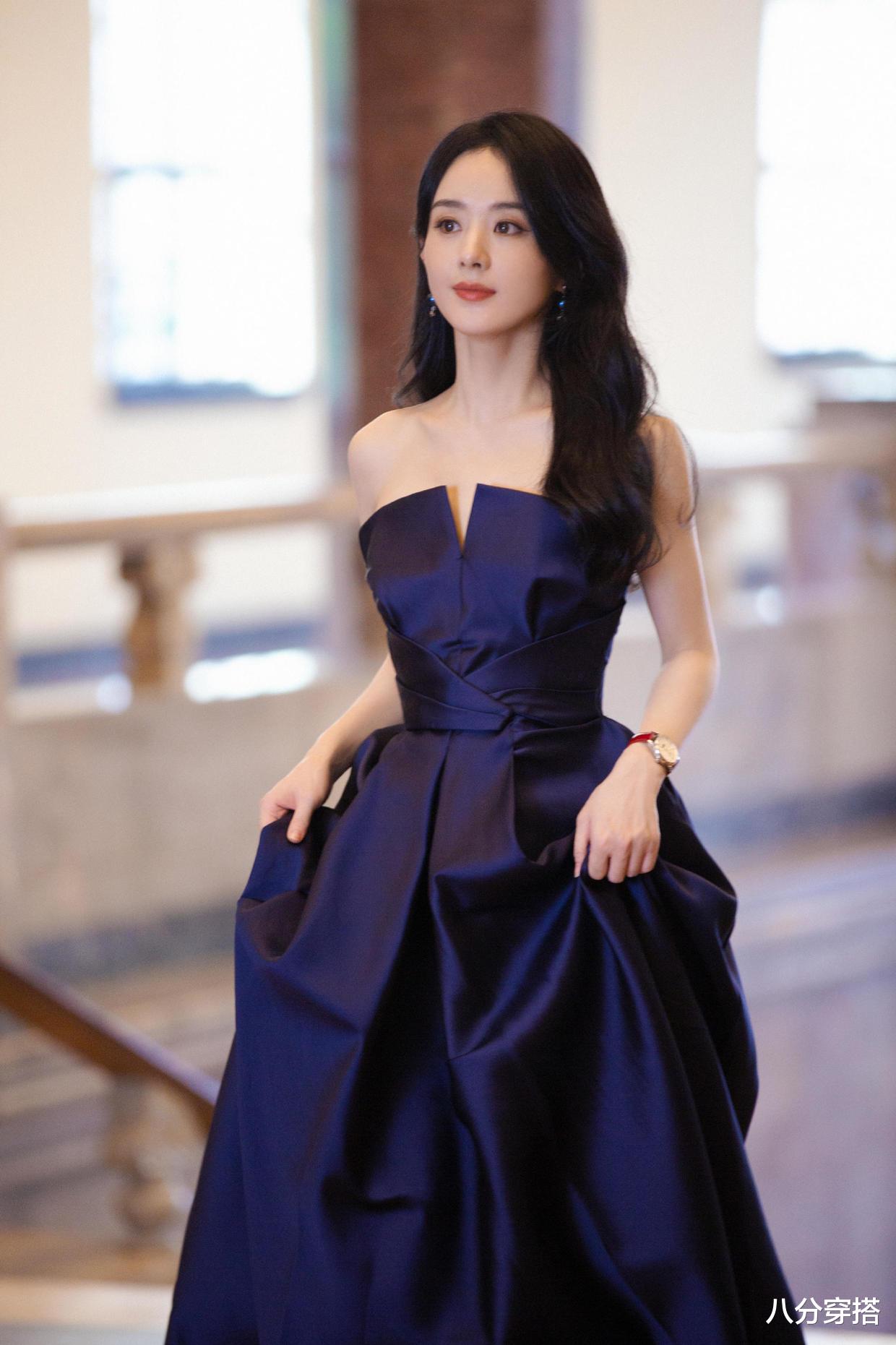 赵丽颖|34岁赵丽颖穿得真抢镜,一袭深蓝色抹胸长裙,没点气质驾驭不了