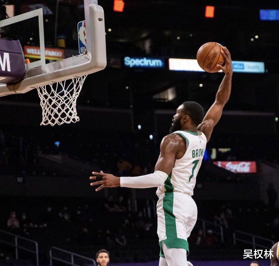 湖人隊(duì)|20中17！布朗已經(jīng)打卡下班，湖人替補(bǔ)狂追22分，卻逼出了歷史紀(jì)錄