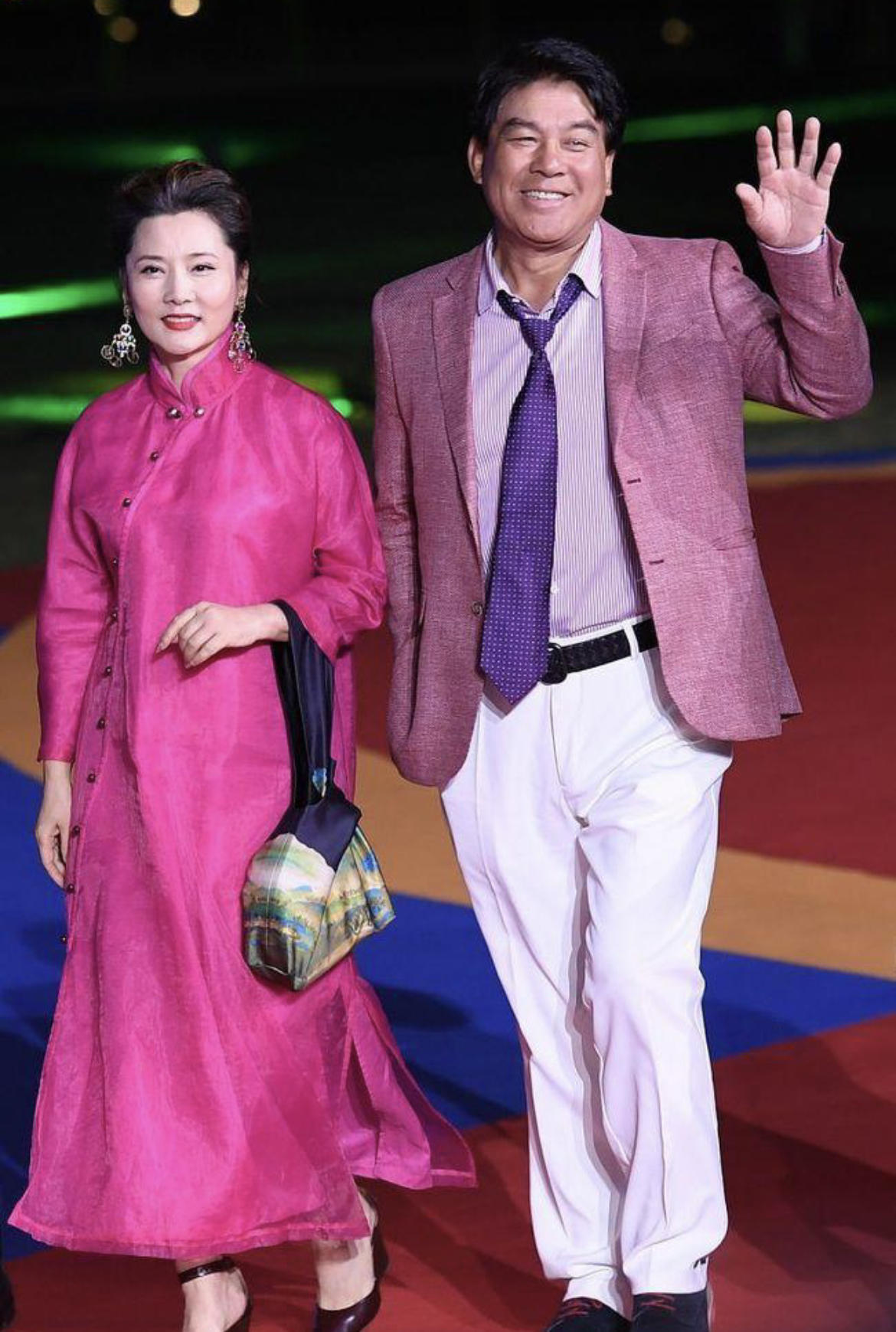 何有强|何赛飞穿出了“东方美精髓”，大红色暗纹旗袍古典温婉，端庄高贵