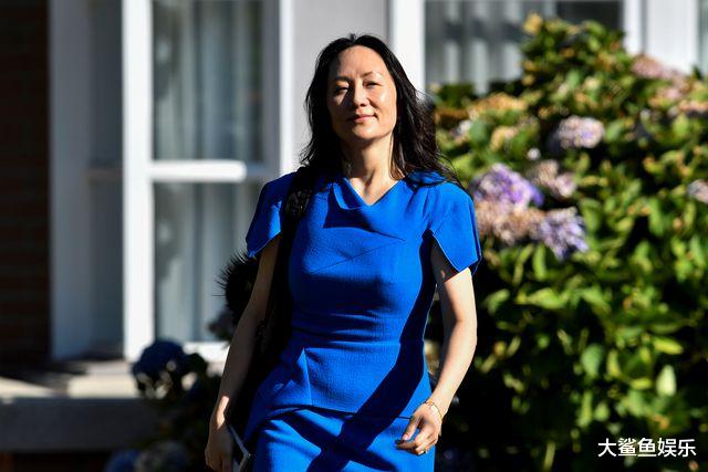 肖战|孟晚舟穿宝石蓝短裙戴脚镣走出巨星名缓范，久违现身太惊艳