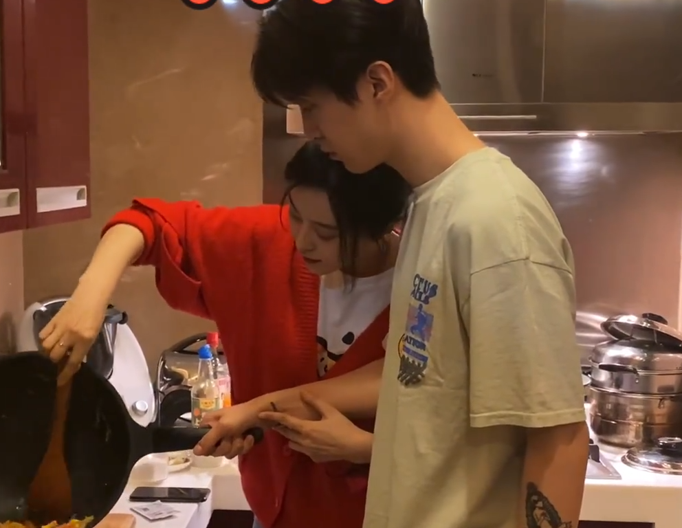 范冰冰|范丞丞做年夜饭，我却被视频中的范冰冰吸引住，这颜着实让人服气