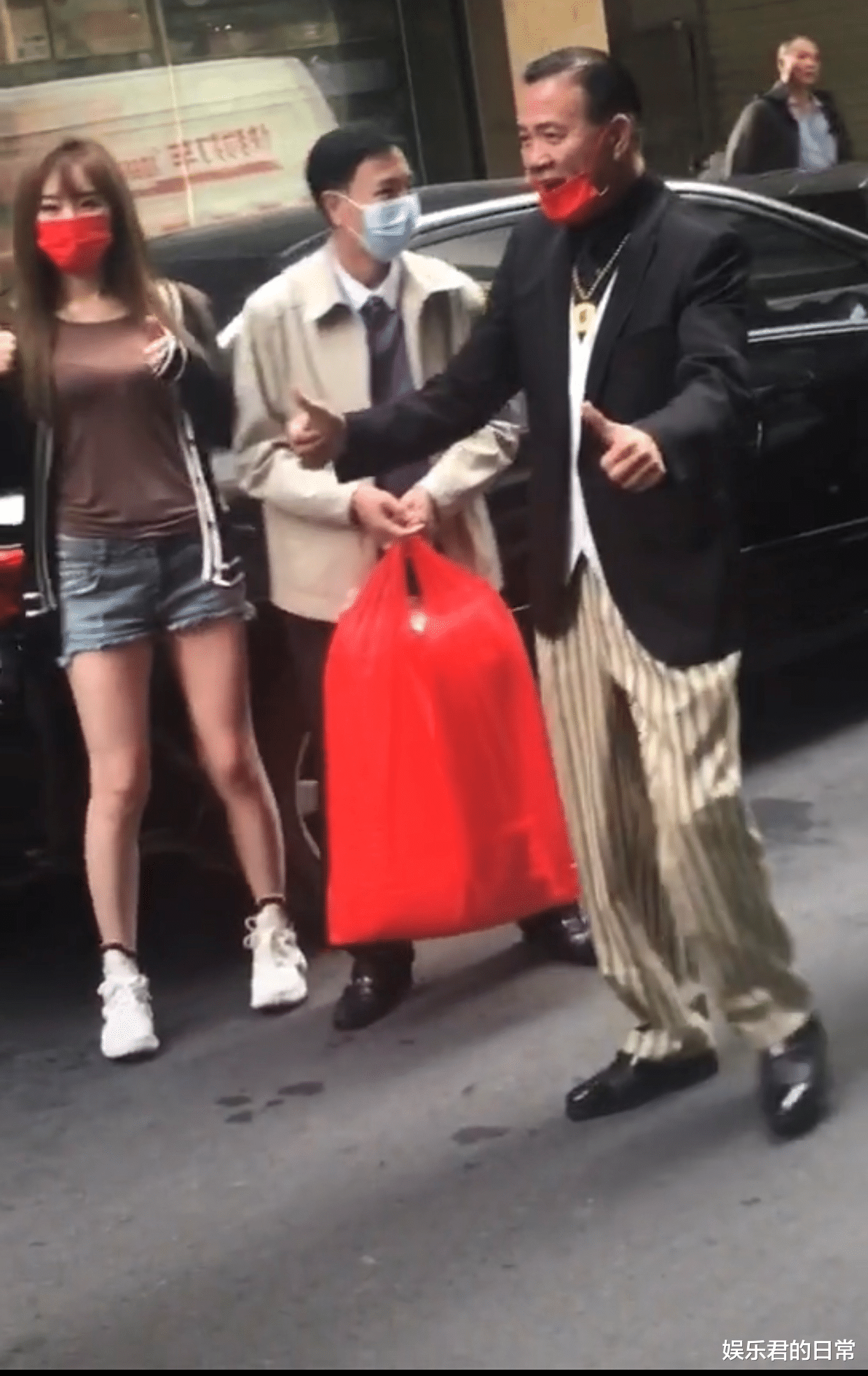 万梓良|64岁万梓良又惹争议！马路中间拍戏影响交通，多辆外卖车擦身而过