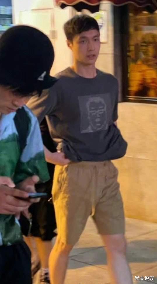 张艺兴|网友澳门偶遇张艺兴，短裤短发花衬衫，路人装扮与街舞形象大不同