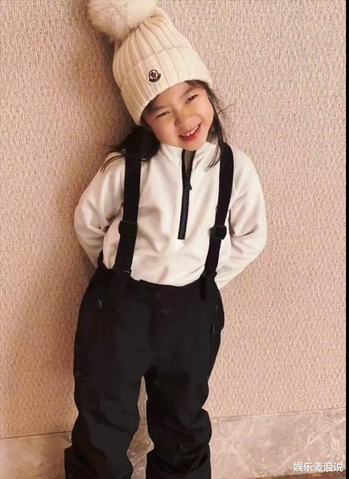 章子怡|章子怡大方晒出女儿近照，母女互动太有爱，网友直呼翻版小章子怡