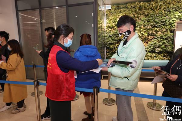 东方今报 郑州民政部门1314“为爱加班”，准新人半夜两点起来排队