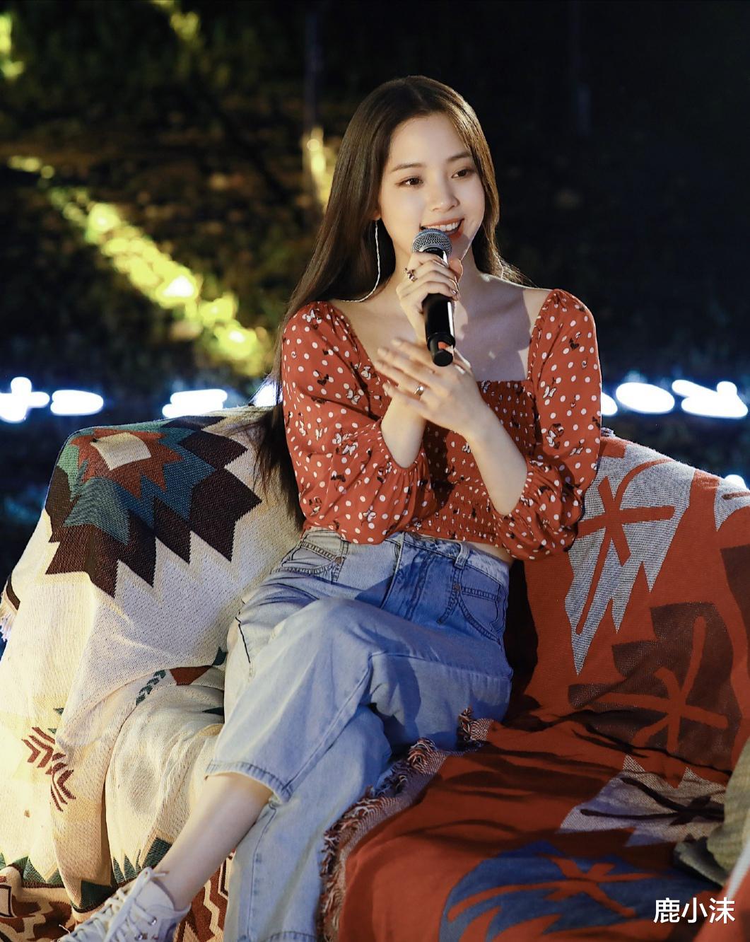 鹿小沫|欧阳娜娜的森系穿搭可太甜了，又纯又美少女感十足，美得像个精灵