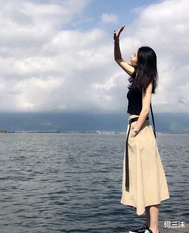 何三沫|在炎热的夏天，穿上清新凉爽的服装，可以给人舒适又治愈的感觉