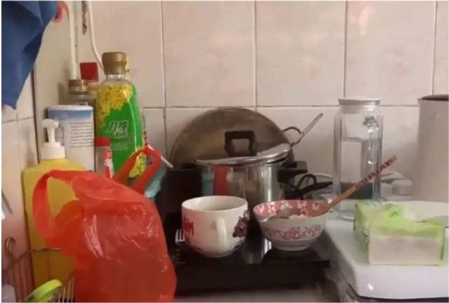 单亲妈妈带女儿在6 ㎡鸵房里生活好几年,月租5000港币,一言难尽!